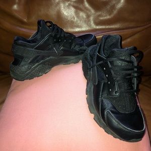 Black Nike Huaraches